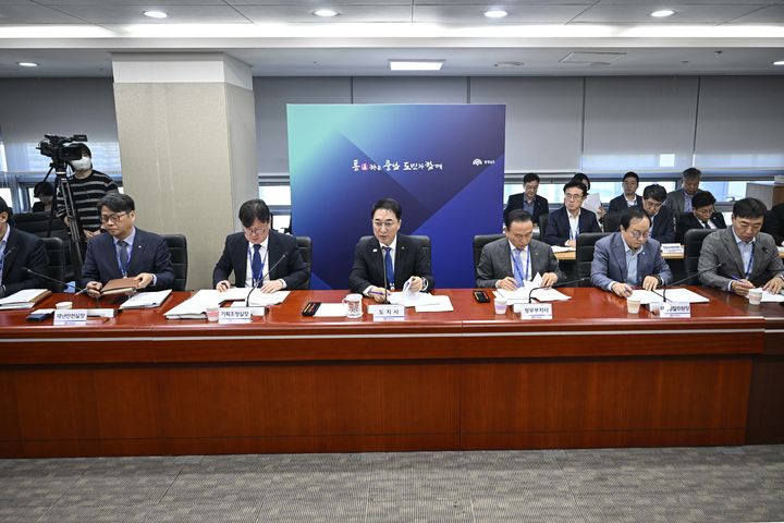 [홍성=뉴시스] 박수현 충남지사가 14일 회의실에서 실국원장회의를 주관하고 있다. *재판매 및 DB 금지