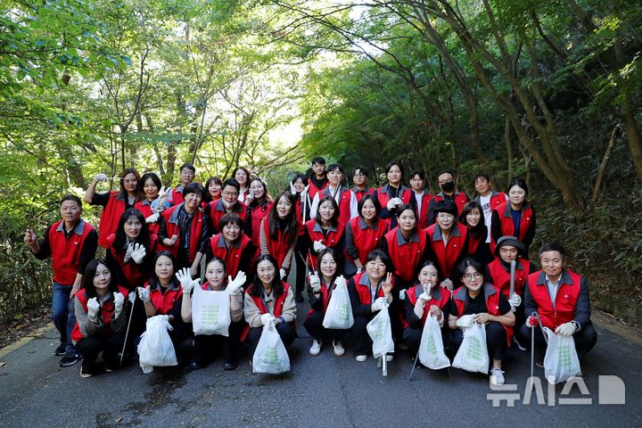 [전남광주=뉴시스]광주신세계 무등산 정화활동