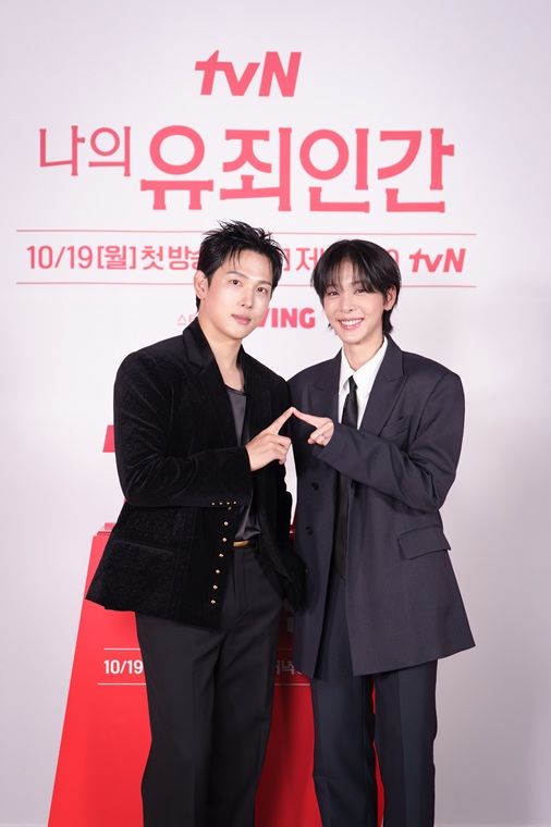 [서울=뉴시스] 14일 온라인으로 진행된 tvN 새 월화드라마 '나의 유죄인간' 제작발표회에서 배우 임시완과 설인아가 포즈를 취하고 있다. (사진=tvN 제공) 2026.10.14. photo@newsis.com *재판매 및 DB 금지