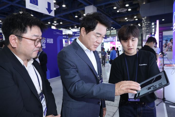 [서울=뉴시스] 박준희 관악구청장이 '한국전자전(KES 2026)'에서 관악S밸리 입주기업 관계자로부터 제품 설명을 듣고 있다. (사진=관악구 제공) 2026.10.14. photo@newsis.com *재판매 및 DB 금지