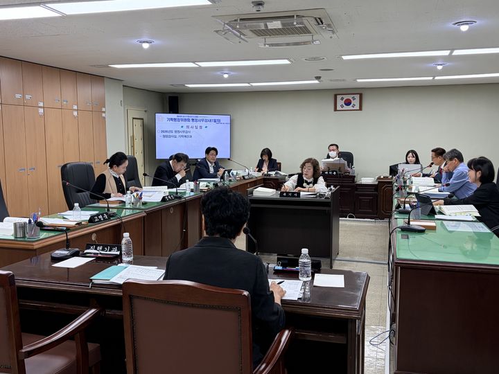 [대구=뉴시스] 이상제 기자 = 14일 달서구의회 기획행정위원회의 청렴감사실 대상 행정사무감사가 진행되고 있다. 2026.10.14. king@newsis.com *재판매 및 DB 금지