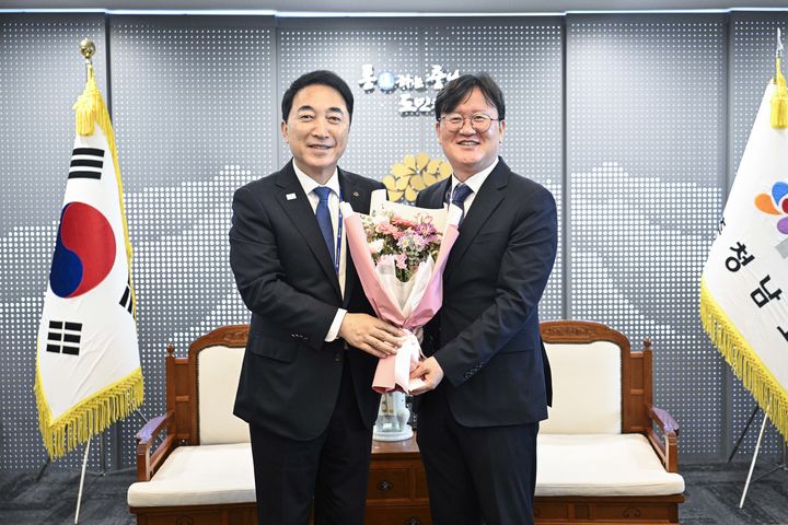 [홍성=뉴시스] 박수현 충남도지사가 14일 집무실에서 조원갑 신임 기획조정실장에게 임명장을 수여한 후 기념촬영을 하고 있다. (사진=충남도 제공) 2026.10.14. photo@newsis.com&nbsp; *재판매 및 DB 금지