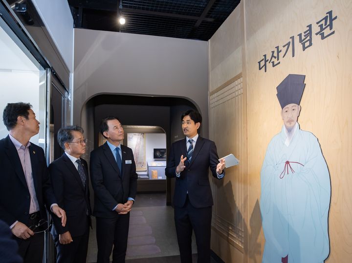 [남양주=뉴시스] 최현덕 경기 남양주시장이 14일 재개관한 다산기념관을 둘러보고 있다. (사진=남양주시 제공) 2026.10.14. photo@newsis.com *재판매 및 DB 금지