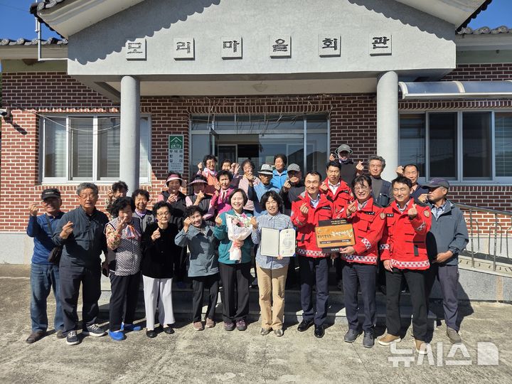 [합천=뉴시스]경남도 이재철(앞줄 오른쪽서 세 번째) 환경산림국장이 14일 산림청 '산불예방 녹색 우수마을'로 선정된 합천군 모리마을을 찾아 김옥란 이장에게 현판과 산림청장 표창을 전달한 후 기념촬영하고 있다.(사진=경남도 제공) 2026.10.14. photo@newsis.com