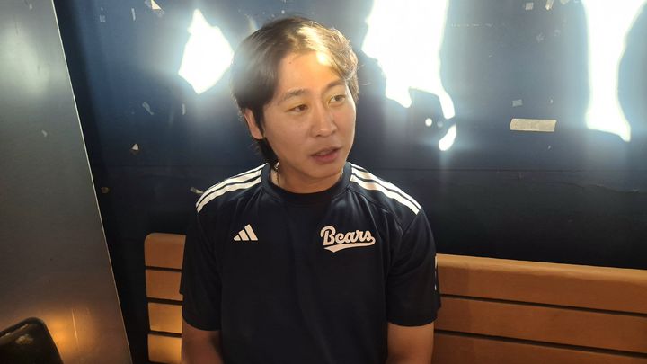 [서울=뉴시스] 문채현 기자 = 프로야구 두산 베어스의 박찬호가 14일 서울 잠실구장에서 치르는 LG 트윈스와의 2026 신한 쏠 KBO 포스트시즌 와일드카드 결정전을 앞두고 취재진과 인터뷰를 하고 있다. 2026.10.14. dal@newsis.com *재판매 및 DB 금지
