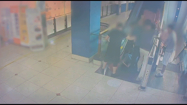 [인천=뉴시스] 인천경찰청이 14일 전날 발생한 대형 상가 흉기난동 사건 피의자 최모(59)씨의 검거 순간이 담긴 폐쇄회로(CC)TV 영상을 공개했다. *재판매 및 DB 금지