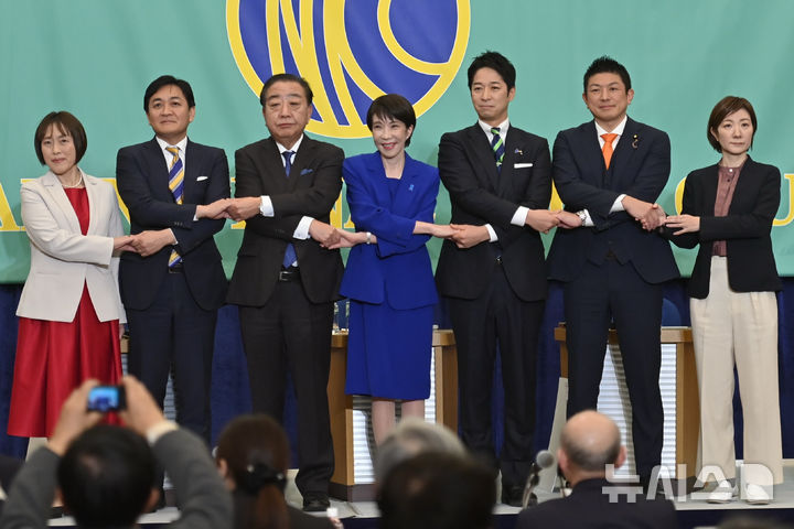 [도쿄=AP/뉴시스] 14일 요미우리신문에 따르면 공산당은 지난 12일 도쿄 당 본부에서 중앙위원회 총회를 열고 내년 1월 당대회에 제출할 결의안과 강령 개정안을 제시했다. 사진은 지난 1월26일 일본 도쿄 일본기자클럽에서 여야 7개 정당 대표들이 선거를 앞두고 열린 토론회에서 기념촬영을 하는 모습. 왼쪽부터 다무라 도모코 공산당 위원장, 다마키 유이치로 국민민주당 대표, 노다 요시히코 중도개혁연합 공동대표, 다카이치 사나에 총리 겸 자민당 총재, 후지타 후미타케 일본유신회 공동대표, 가미야 소헤이 참정당 대표, 오이시 아키코 레이와신센구미 공동대표. 2026.10.14.