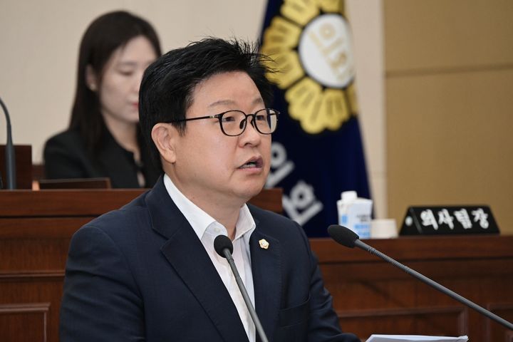 [남원=뉴시스] 14일 열린 제284회 임시회 제1차 본회의에서 '한국마사회 본사 남원 이전 촉구 건의안'을 대표 발의한 이상현 의원이 제안설명을 하고 있다. *재판매 및 DB 금지