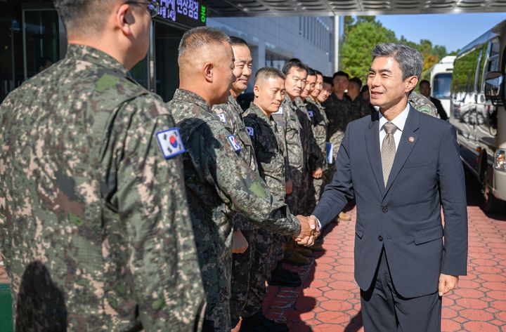 14일 육군 지상작전사령부를 방문한 강신철 국방부 장관이 부대 장병들을 격려하고 있다. (사진=국방부 제공) 2026.10.14. *재판매 및 DB 금지
