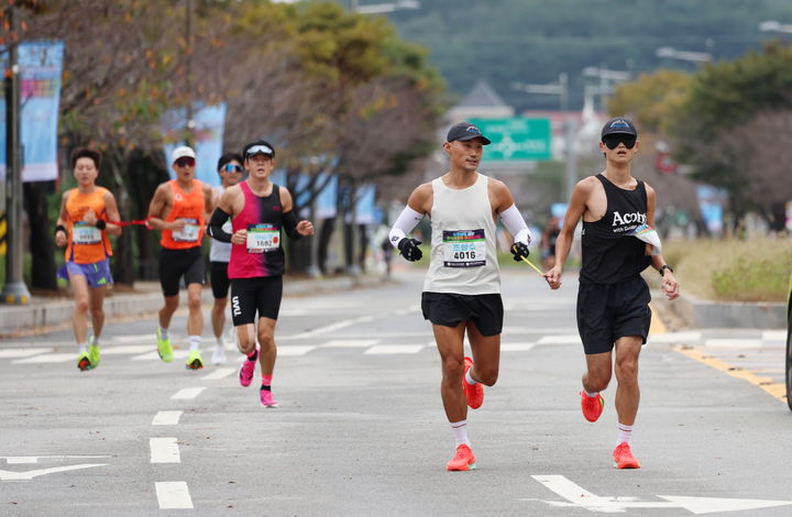 [태안=뉴시스] 지난 2025년 10월18일 충남 태안군 꽃지해수욕장 일원에서 열린 전국어울림마라톤대회에 참가한 장애인·비장애인 선수가 한 줄로 엮여 함께 달리고 있는 모습. (사진=태안군 제공0 2026.10.14. photo@newsis.com *재판매 및 DB 금지