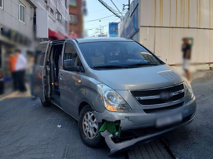 [부산=뉴시스] 14일 오후 3시17분께 부산 사하구의 한 내리막길에 정차 중이던 승합차가 약 30m 아래로 움직여 도로 오른쪽 상점으로 돌진했다. (사진=부산 사하경찰서 제공) 2026.10.14. photo@newsis.com *재판매 및 DB 금지