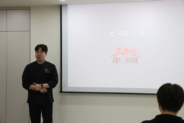 [서울=뉴시스] 김상윤 기자 = 최승규 R&D 선임 매니저가 신메뉴 개발 과정을 설명하는 모습 (사진=노랑통닭 제공) *재판매 및 DB 금지