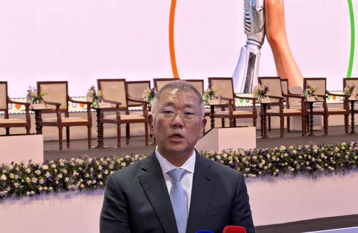 [푸네=뉴시스] 김민성 기자 = 정의선 현대차그룹 회장이 14일(현지시간) 오후 인도 마하라슈트라주에서 열린 푸네 신공장 준공식이 끝난 후 기자들과 만나 질문에 답변하고 있다. 2026.10.14. kms@newsis.com. *재판매 및 DB 금지