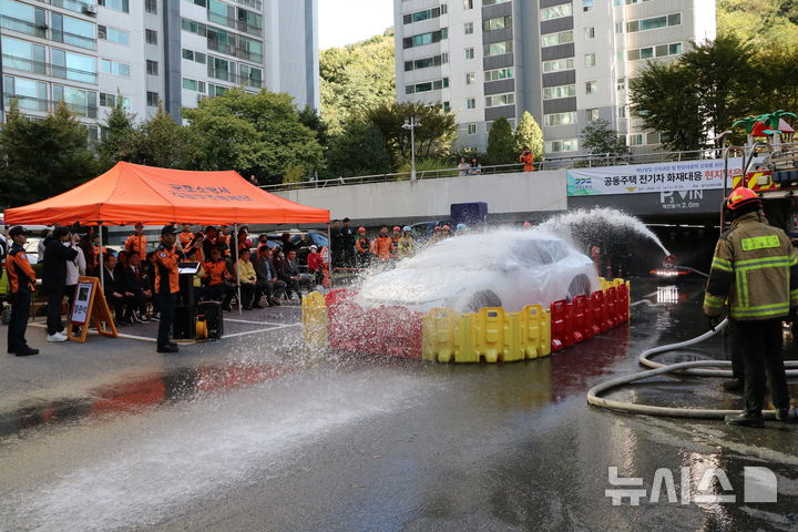 [군포=뉴시스] 전기차 화재대응 민관 합동 훈련 현장. (사진=군포소방서 제공).2026.10.14. photo@newsis.com