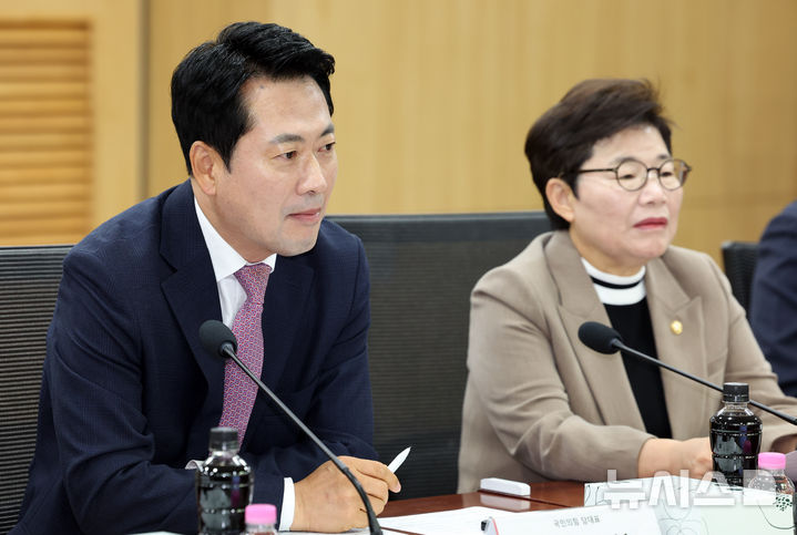 [서울=뉴시스] 최진석 기자 = 장동혁 국민의힘 대표가 지난 14일 여의도 국회 의원회관에서 열린 굿모닝 수요 정책 아카데미에 자리하고 있다. 오른쪽은 임이자 정책위의장. 2026.10.14. myjs@newsis.com