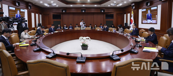 [서울=뉴시스] 조수정 기자 = 이형일 경제부총리 겸 재정경제부 장관이 14일 오전 서울 종로구 정부서울청사에서 비상경제본부회의 겸 경제관계장관회의 겸 서비스산업발전 TF 회의를 주재하고 있다. 2026.10.14. chocrystal@newsis.com