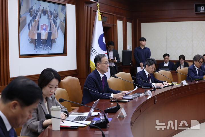 [서울=뉴시스] 조수정 기자 = 이형일 경제부총리 겸 재정경제부 장관이 14일 오전 서울 종로구 정부서울청사에서 비상경제본부회의 겸 경제관계장관회의 겸 서비스산업발전 TF 회의를 주재하고 있다. 2026.10.14. chocrystal@newsis.com
