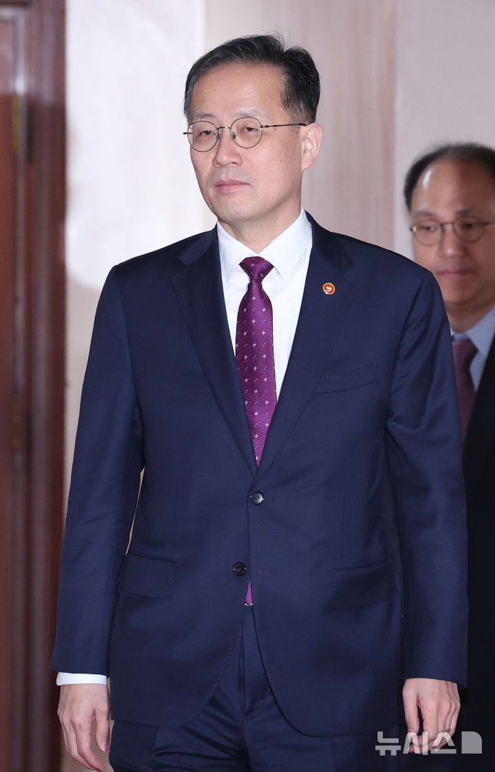 회의 입장하는 이형일 부총리