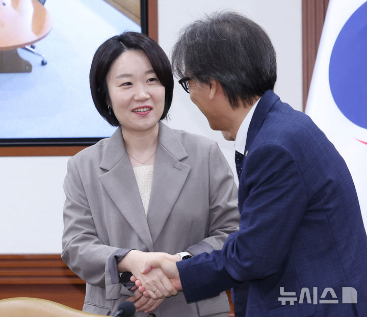 인사나누는 이소영 장관-금한승 차관