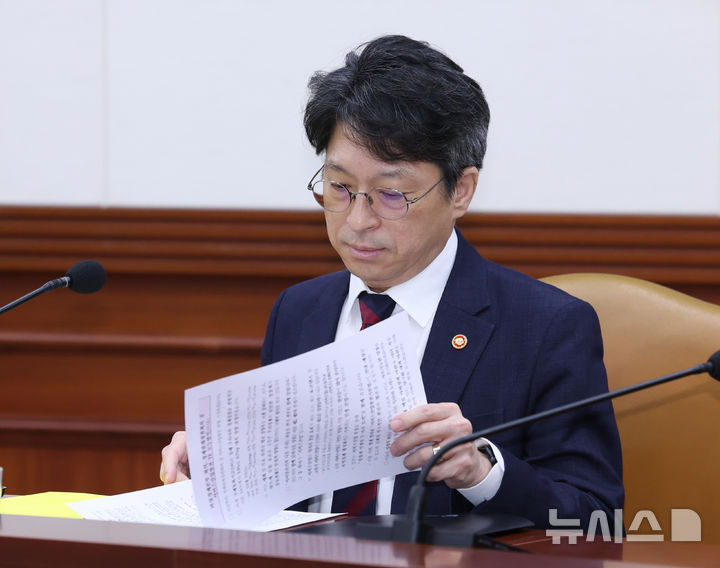 자료 보는 홍지선 장관