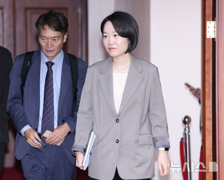 비상경제본부회의 참석하는 이소영 장관