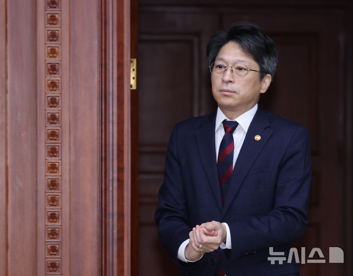 비상경제본부회의 입장하는 홍지선 장관