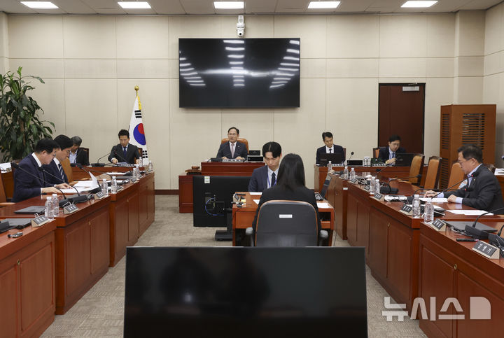 [서울=뉴시스] 김근수 기자 = 14일 오전 서울 여의도 국회에서 국방위원회 법률안심사소위원회가 열리고 있다.&nbsp; 이날 법안소위에서는 이재명 정부의 DMZ 북한 추정 지회 참사 축소 은폐 의혹 진상규명 및 부상 장병 예우 지원 촉구 결의안과 군사분계선(DL) 이남지역에서의 북한 지뢰 폭발사고 규탄 결의안이 통과 됐다. 2026.10.14. ks@newsis.com