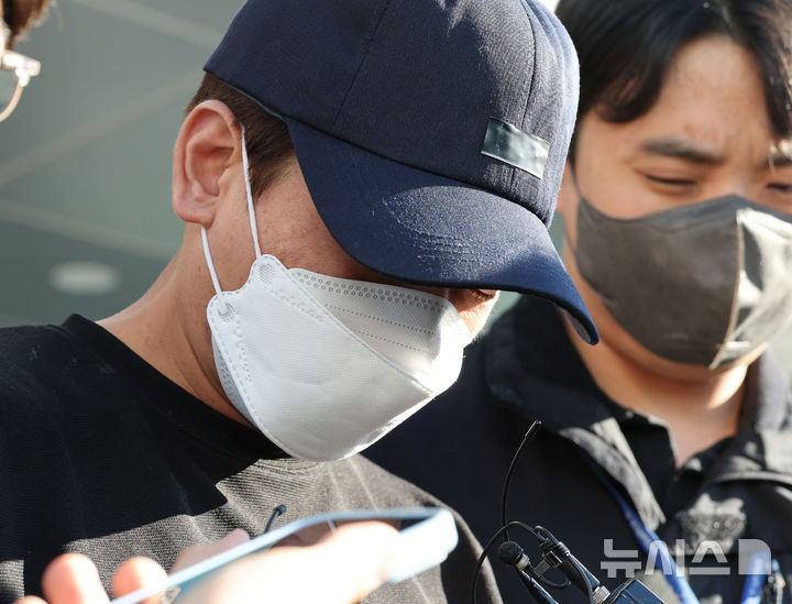 [용인=뉴시스] 김종택 기자 = 생후 2개월된 딸을 숨지게 한 혐의(살인)로 구속영장이 청구된 40대 친부 A씨가 구속 전 피의자 심문(영장실질심사)에 출석하기 위해 14일 경기 용인동부경찰서 유치장을 나오고 있다.A씨는 11일 새벽 경기 오산시 서동 자택에서 딸 B양이 잠을 자지 않고 계속 보채자 손으로 얼굴을 여러 차례 때려 숨지게 한 혐의를 받고 있다. 2026.10.14. jtk@newsis.com
