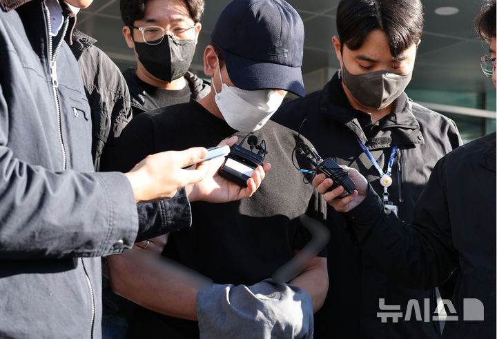 [용인=뉴시스] 김종택 기자 = 생후 2개월된 딸을 숨지게 한 혐의(살인)로 구속영장이 청구된 40대 친부 A씨가 구속 전 피의자 심문(영장실질심사)에 출석하기 위해 14일 경기 용인동부경찰서 유치장을 나오고 있다. A씨는 11일 새벽 경기 오산시 서동 자택에서 딸 B양이 잠을 자지 않고 계속 보채자 손으로 얼굴을 여러 차례 때려 숨지게 한 혐의를 받고 있다. 2026.10.14. jtk@newsis.com