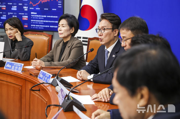 [서울=뉴시스] 정병혁 기자 = 김민석 더불어민주당 대표가 14일 서울 여의도 국회에서 열린 최고위원회의에서 발언하고 있다. 2026.10.14. jhope@newsis.com