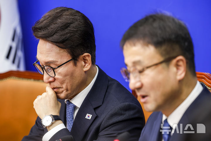 [서울=뉴시스] 정병혁 기자 = 김민석 더불어민주당 대표가 14일 서울 여의도 국회에서 열린 최고위원회의에서 생각에 잠겨 있다. 2026.10.14. jhope@newsis.com