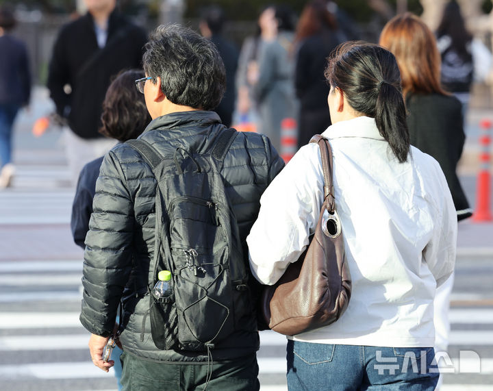 [서울=뉴시스] 박주성 기자 = 북서쪽에서 내려온 찬 공기의 영향으로 경기와 인천에 올가을 처음으로 한파특보가 내려졌다. 사진은 14일 오전 패딩을 입고 출근하는 시민의 모습. 2026.10.14. park7691@newsis.com