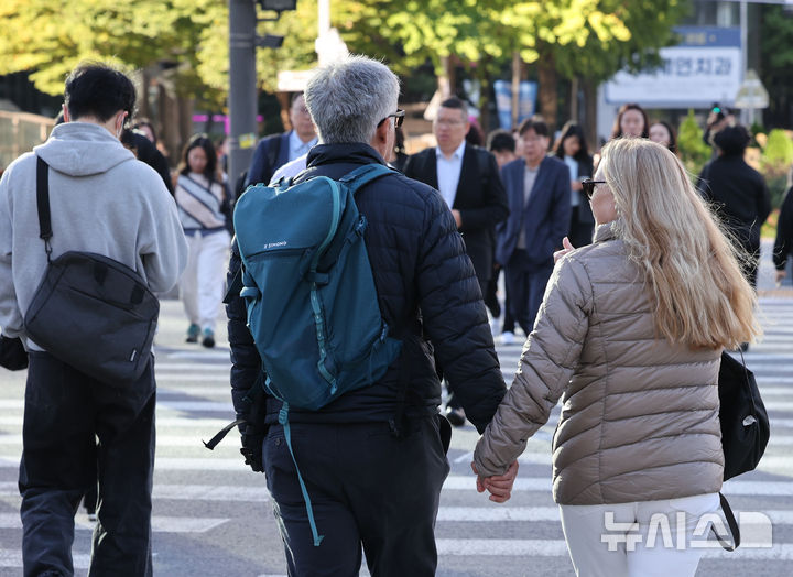 [서울=뉴시스] 박주성 기자 = 서울의 아침 기온이 10도 아래로 내려간 14일 오전 서울 광화문사거리에 외국인들이 발길을 옮기고 있다. 2026.10.14. park7691@newsis.com