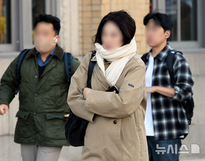 [서울=뉴시스] 박주성 기자 = 서울의 아침 기온이 10도 아래로 내려간 14일 오전 서울 광화문사거리에 시민들이 발길을 옮기고 있다. 2026.10.14. park7691@newsis.com