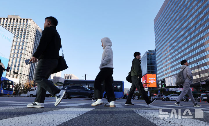 [서울=뉴시스] 박주성 기자 = 토요일인 17일은 전국이 대체로 맑은 가운데 낮 최고기온이 27도까지 오르며 포근하겠다. 다만 아침 최저기온은 7~16도로 다소 쌀쌀하겠다. 사진은 지난 14일 오전 서울 광화문사거리에 시민들이 발길을 옮기고 있는 모습. 2026.10.14. park7691@newsis.com