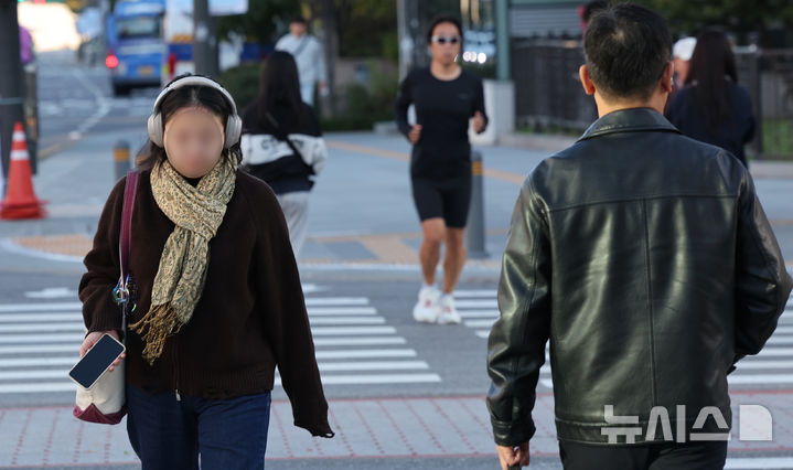 [서울=뉴시스] 박주성 기자 = 서울의 아침 기온이 10도 아래로 내려간 지난 14일 오전 서울 광화문사거리에 시민들이 발길을 옮기고 있다. 2026.10.14. park7691@newsis.com