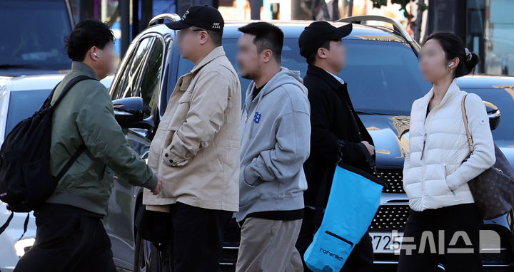 [서울=뉴시스] 박주성 기자 = 서울의 아침 기온이 10도 아래로 내려간 14일 오전 서울 광화문사거리에 시민들이 발길을 옮기고 있다. 2026.10.14. park7691@newsis.com