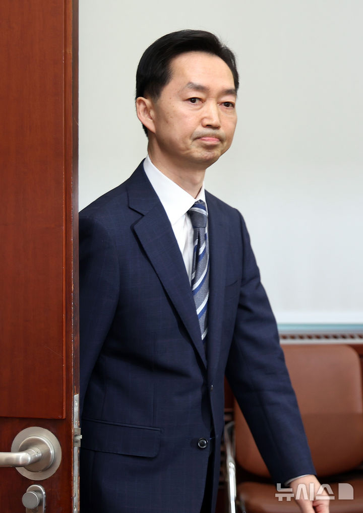 [서울=뉴시스] 김근수 기자 = 김지용 중대범죄수사청장 후보자가 14일 오전 서울 여의도 국회에서 열린 중수청장 후보자 인사청문회에 출석하고 있다. 2026.10.14. ks@newsis.com