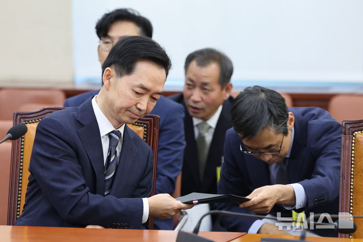 [서울=뉴시스] 최진석 기자 = 김지용 중대범죄수사청장 후보자가 14일 여의도 국회에서 열린 행정안전위원회의 중수청장 후보자 인사청문회에 출석해 있다. 2026.10.14. myjs@newsis.com