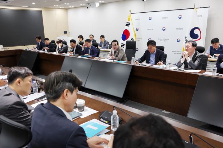 [서울=뉴시스] 박홍근 기획예산처 장관이 14일 세종시 정부세종청사에서 '제10차 기획예산처 확대간부회의'를 주재하고 있다. (사진=기획처 제공) 2026.10.14. photo@newsis.com *재판매 및 DB 금지
