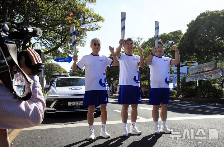 [제주=뉴시스] 우장호 기자 = 14일 오전 제주시 연동 제주도청 광장에서 제107회 전국체육대회 성화 합화 출발식이 진행되고 있다. 합화한 성화는 14일부터 16일까지 사흘간 제주도청을 출발해 도내 115개 구간을 순회한다. 봉송에는 도민 900여명이 주자로 참여한다. 2026.10.14. woo1223@newsis.com