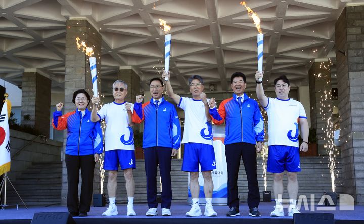 [제주=뉴시스] 우장호 기자 = 14일 오전 제주시 연동 제주도청 광장에서 제107회 전국체육대회 성화 합화 출발식이 진행되고 있다. 합화한 성화는 14일부터 16일까지 사흘간 제주도청을 출발해 도내 115개 구간을 순회한다. 봉송에는 도민 900여명이 주자로 참여한다. 2026.10.14. woo1223@newsis.com