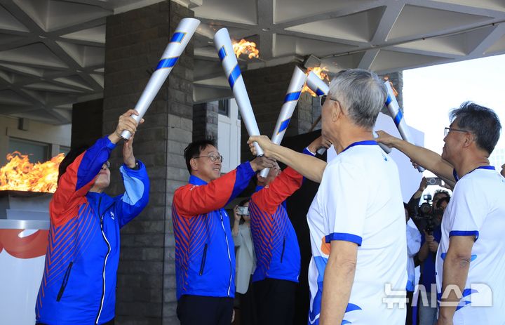 [제주=뉴시스] 우장호 기자 = 14일 오전 제주시 연동 제주도청 광장에서 제107회 전국체육대회 성화 합화 출발식이 진행되고 있다. 합화한 성화는 14일부터 16일까지 사흘간 제주도청을 출발해 도내 115개 구간을 순회한다. 봉송에는 도민 900여명이 주자로 참여한다. 2026.10.14. woo1223@newsis.com