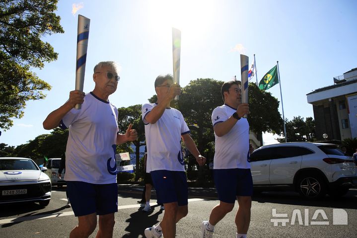 [제주=뉴시스] 우장호 기자 = 14일 오전 제주시 연동 제주도청 광장에서 제107회 전국체육대회 성화 합화 출발식이 진행되고 있다. 합화한 성화는 14일부터 16일까지 사흘간 제주도청을 출발해 도내 115개 구간을 순회한다. 봉송에는 도민 900여명이 주자로 참여한다. 2026.10.14. woo1223@newsis.com