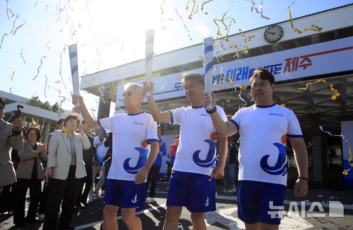 [제주=뉴시스] 우장호 기자 = 14일 오전 제주시 연동 제주도청 광장에서 제107회 전국체육대회 성화 합화 출발식이 진행되고 있다. 합화한 성화는 14일부터 16일까지 사흘간 제주도청을 출발해 도내 115개 구간을 순회한다. 봉송에는 도민 900여명이 주자로 참여한다. 2026.10.14. woo1223@newsis.com