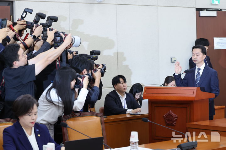 [서울=뉴시스] 최진석 기자 = 김지용 중대범죄수사청장 후보자가 14일 여의도 국회에서 열린 행정안전위원회의 중수청장 후보자 인사청문회에서 증인 선서하고 있다. 2026.10.14. myjs@newsis.com