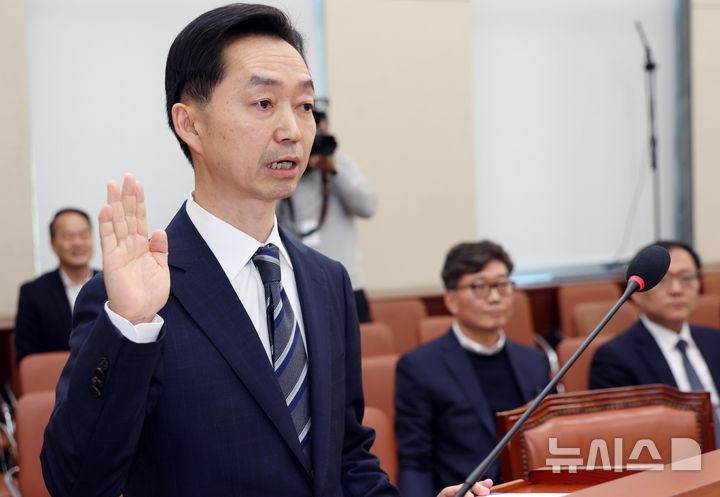 [서울=뉴시스] 김근수 기자 = 김지용 중대범죄수사청장 후보자가 14일 오전 서울 여의도 국회에서 열린 중수청장 후보자 인사청문회에서 증인선서를 하고 있다. 2026.10.14. ks@newsis.com