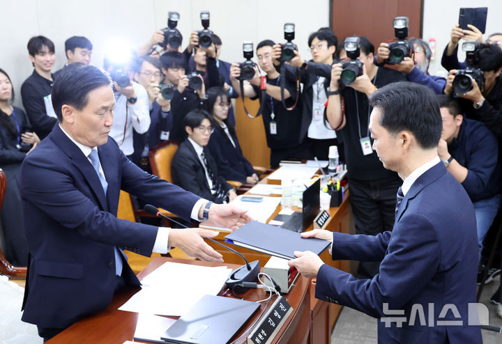 [서울=뉴시스] 최진석 기자 = 김지용 중대범죄수사청장 후보자가 14일 여의도 국회에서 열린 행정안전위원회의 중수청장 후보자 인사청문회에 출석해 선서 후 김영진 행안위원장에게 선서문을 제출하고 있다. 2026.10.14. myjs@newsis.com