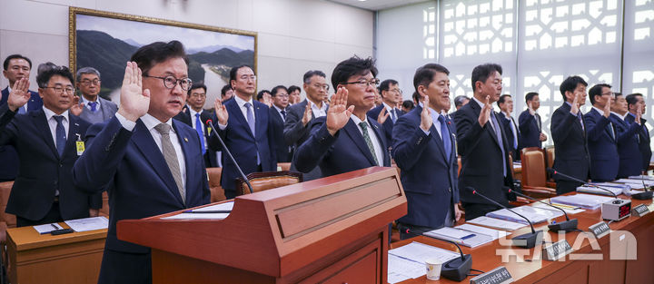 [서울=뉴시스] 정병혁 기자 = 이승돈 농촌진흥청장이 14일 서울 여의도 국회에서 열린 농림축산식품해양수산위원회의 농촌진흥청 등에 대한 국정감사에서 증인선서를 하고 있다. 2026.10.14. jhope@newsis.com