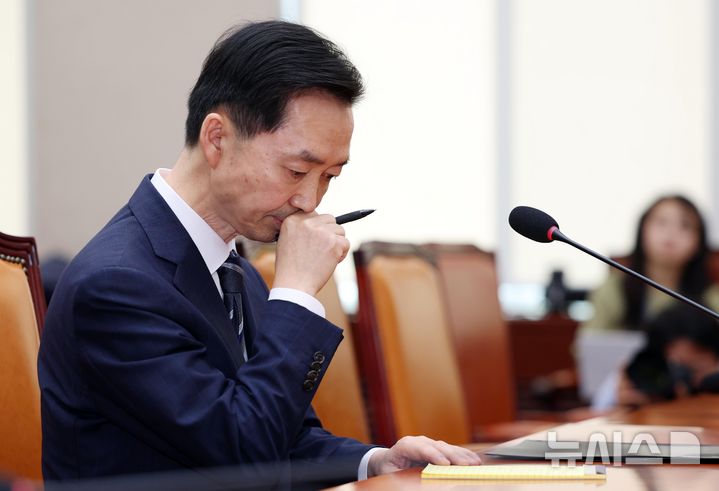 [서울=뉴시스] 김근수 기자 = 김지용 중대범죄수사청장 후보자가 14일 오전 서울 여의도 국회에서 열린 중수청장 후보자 인사청문회에서 메모지를 보고 있다. 2026.10.14. ks@newsis.com